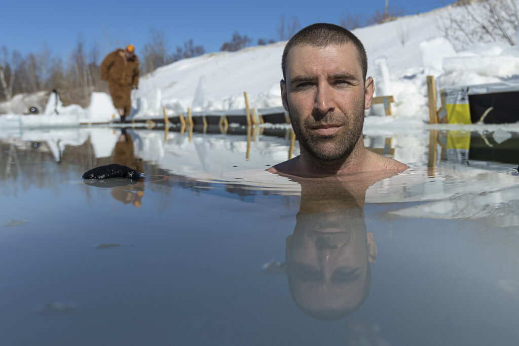 Martin Brunet relax in the cold water